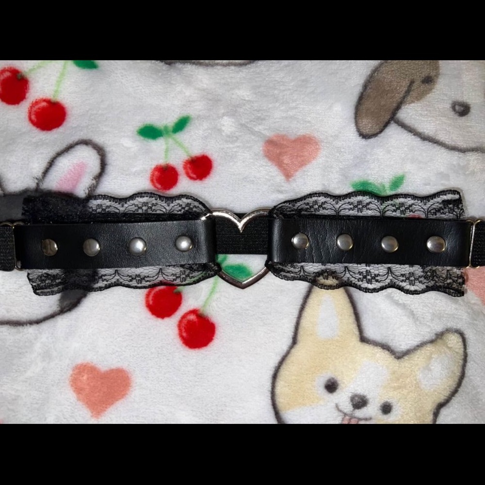 goth/emo adjustable heart lace garter